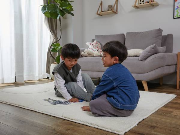 ラグの上で遊ぶ子供