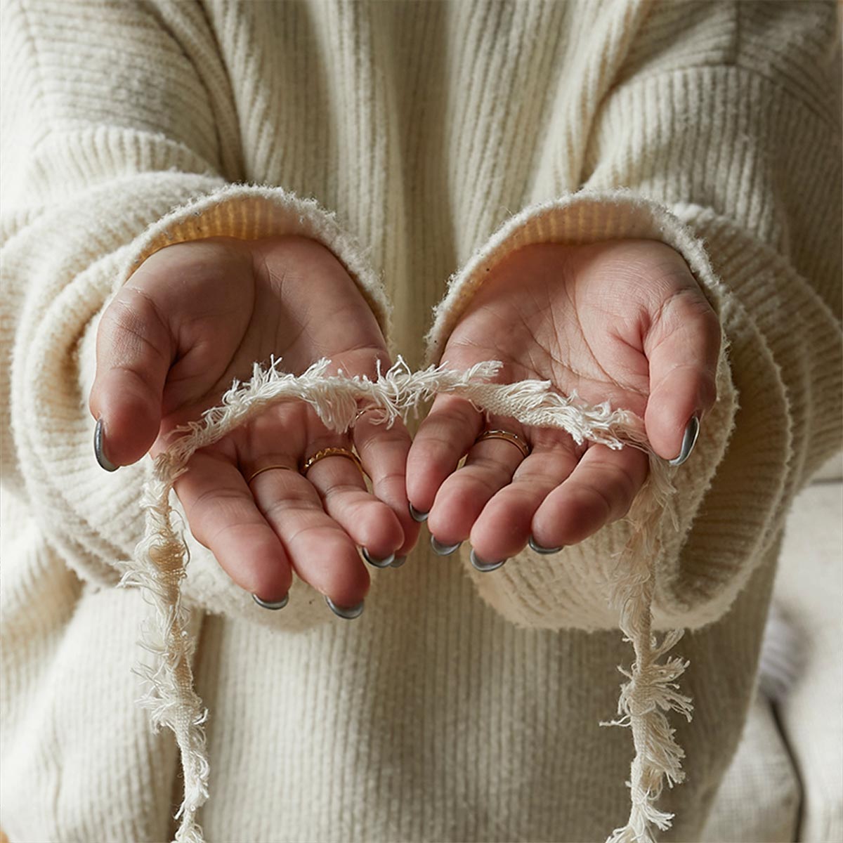 生地を裁断する時に生じる切れ端。これを生地の耳を織り込んでラグにしてます。